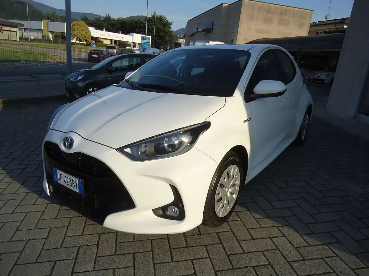 Usata Toyota Yaris Hybrid 92 CV (67 kW) 2021 Bianco Berlina