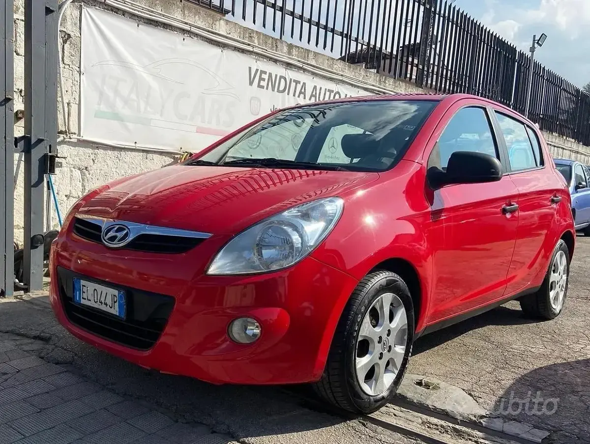Usata Hyundai i20 Edition 75 CV (55 kW) 2011 Rosso Utilitaria
