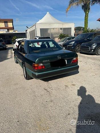 Usata Mercedes E200 122 CV (89 kW) 1991 Verde Berlina