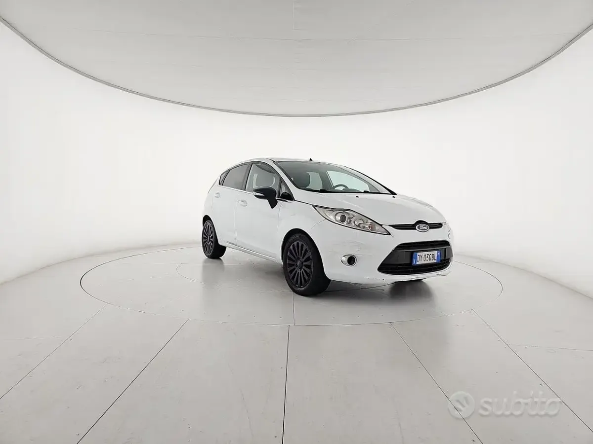 Usata Ford Fiesta 68 CV (50 kW) 2009 Bianco Berlina