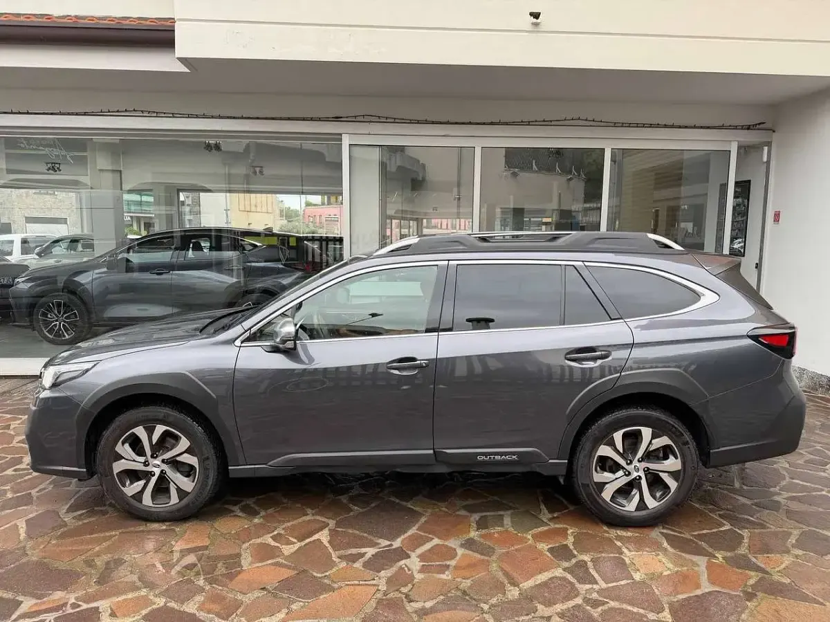 Usata Subaru Outback Premium 169 CV (124 kW) 2022 Grigio Station wagon