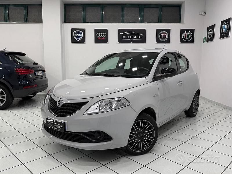 Usata Lancia Ypsilon Gold 69 CV (50 kW) 2018 Grigio Utilitaria