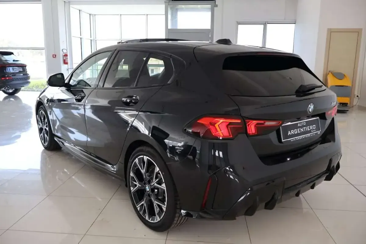 Nuova BMW 120 M Sport 163 CV (119 kW) 2025 Black shapphire met Utilitaria
