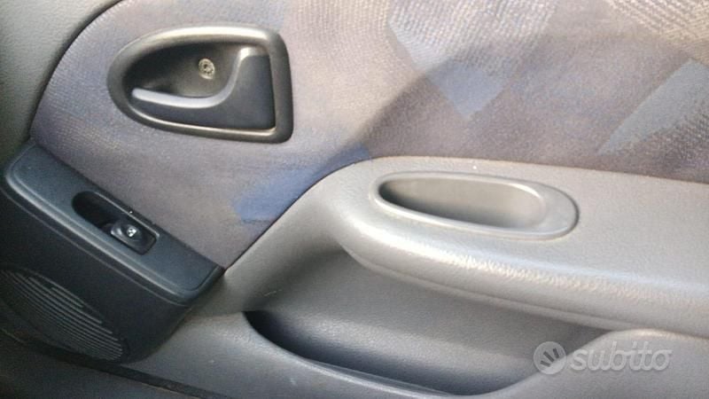 Usata Renault Clio II 58 CV (42 kW) 2000 Blu Berlina