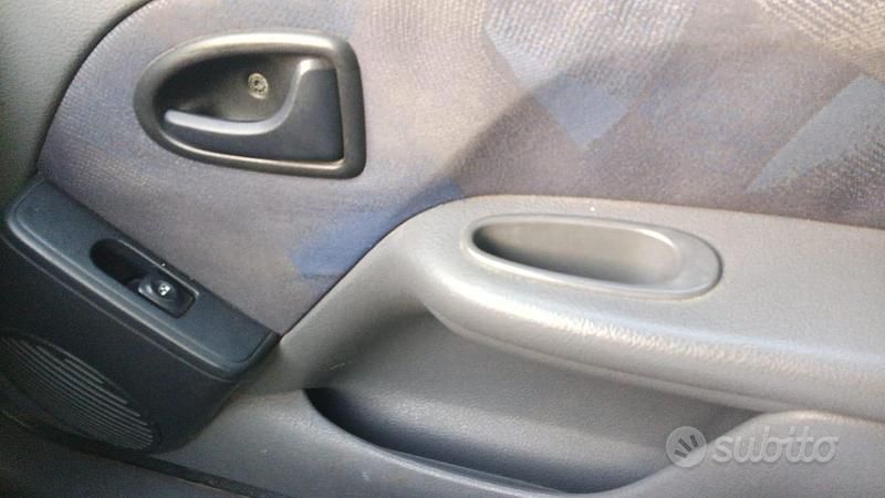 Usata Renault Clio II 2000 Blu Berlina