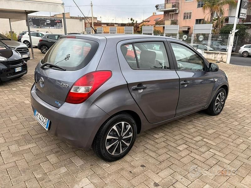 Usata Hyundai i20 Comfort 78 CV (57 kW) 2009 Grigio Utilitaria