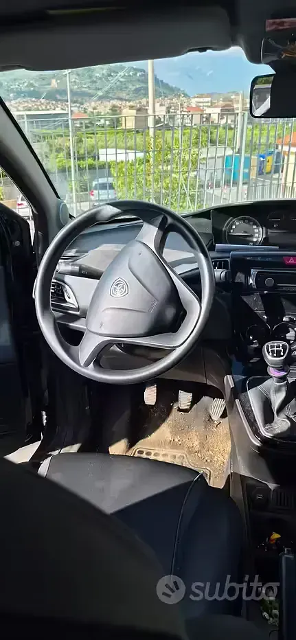 Usata Lancia Ypsilon 69 CV (50 kW) 2017 Nero Utilitaria
