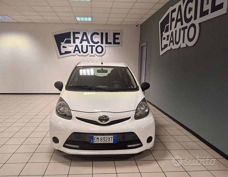Usata Toyota Aygo Connect Style 68 CV (50 kW) 2012 Bianco Utilitaria