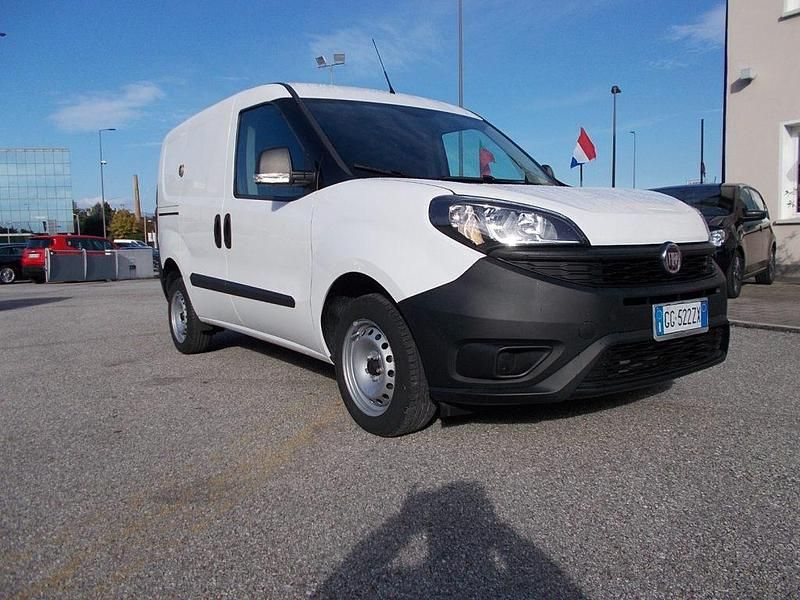 Usata Fiat Doblò Lounge 95 CV (69 kW) 2021 Bianco / pastello Monovolume