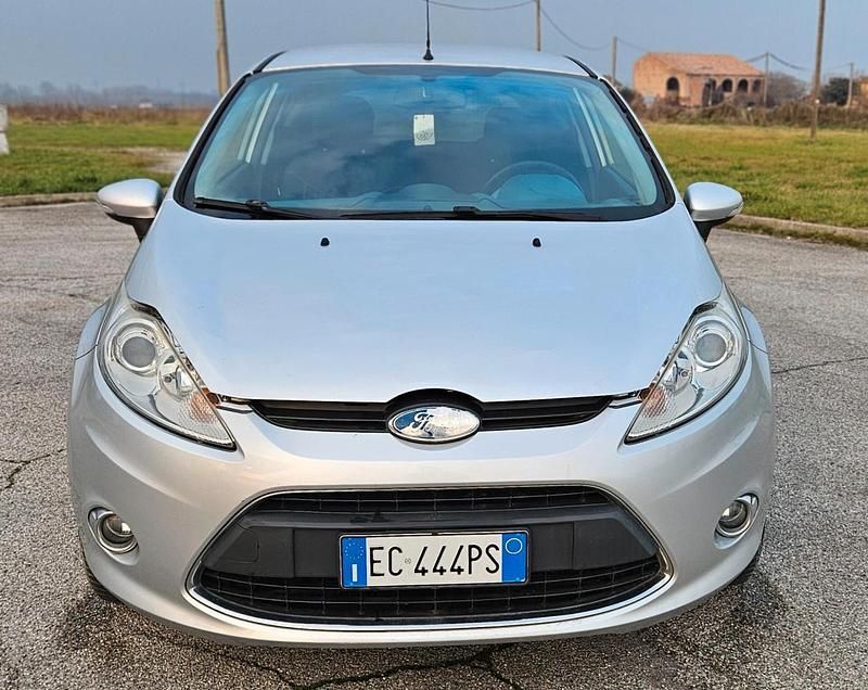 Usata Ford Fiesta 92 CV (67 kW) 2010 Argento Utilitaria