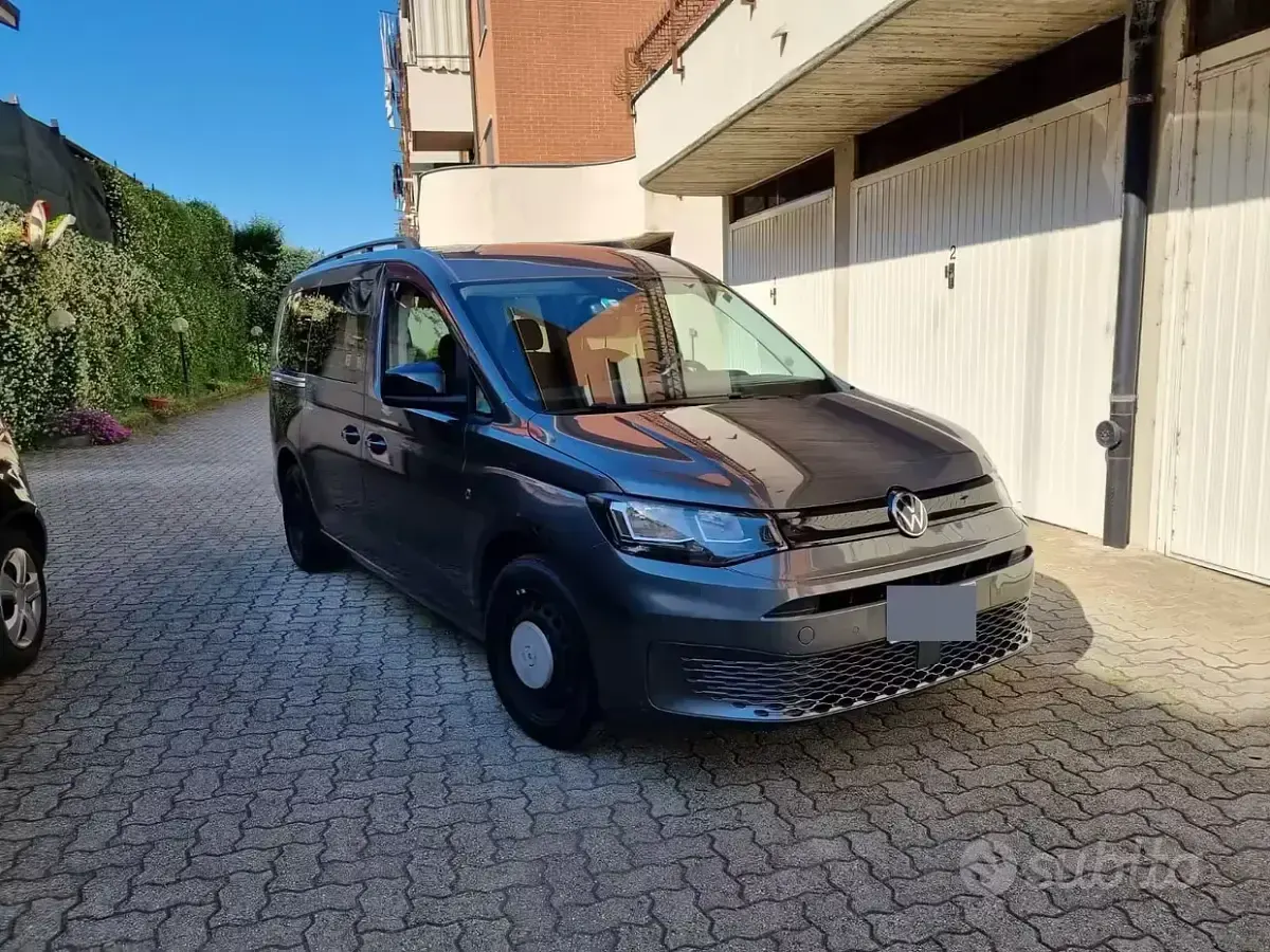 Usata VW Caddy 122 CV (89 kW) 2022 Grigio Monovolume