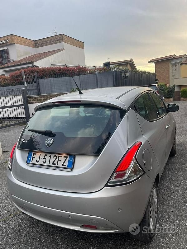 Usata Lancia Ypsilon Silver 69 CV (50 kW) 2017 Grigio Utilitaria