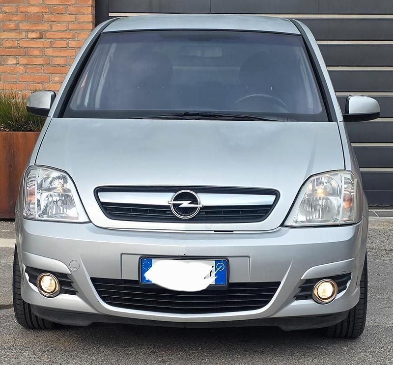Usata Opel Meriva 104 CV (76 kW) 2008 Argento Monovolume
