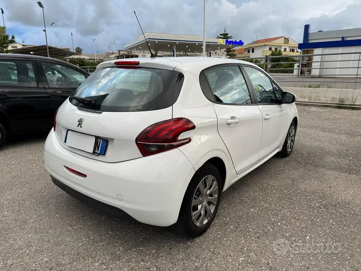 Usata Peugeot 208 Active 68 CV (50 kW) 2018 Bianco Utilitaria