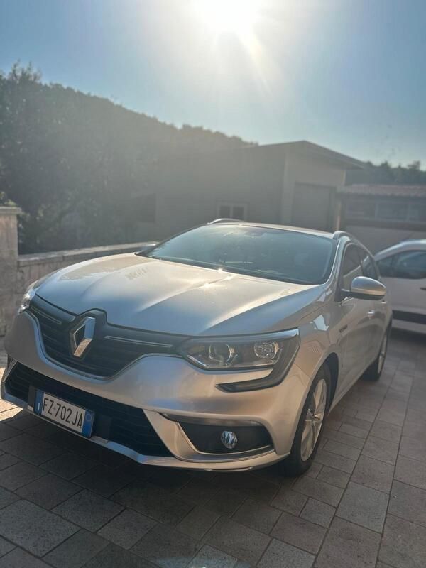 Grigio Usata 2019 Renault Mégane IV Intens Tre volumi | 7999 € (Buon prezzo) - Immagine 1/4