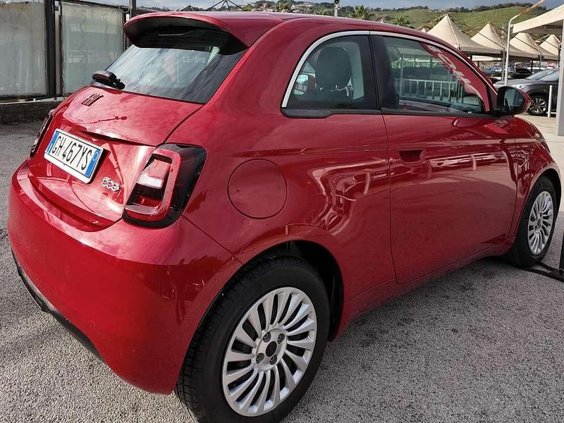 Usata Fiat 500e Red 42 kW (58 CV) 2022 Red pastello Utilitaria