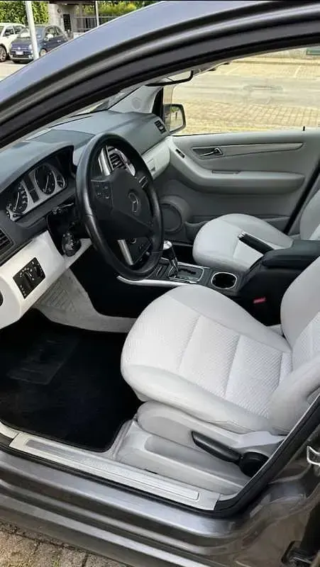 Usata Mercedes 180 109 CV (80 kW) 2011 Grigio Berlina