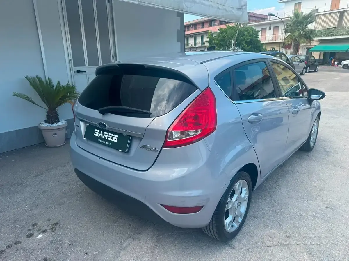 Usata Ford Fiesta Titanium 92 CV (67 kW) 2012 Grigio Berlina