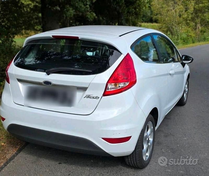 Usata Ford Fiesta 82 CV (60 kW) 2009 Bianco Berlina