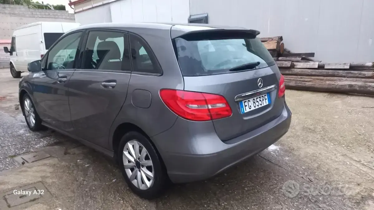 Usata Mercedes B180 122 CV (89 kW) 2012 Grigio Utilitaria