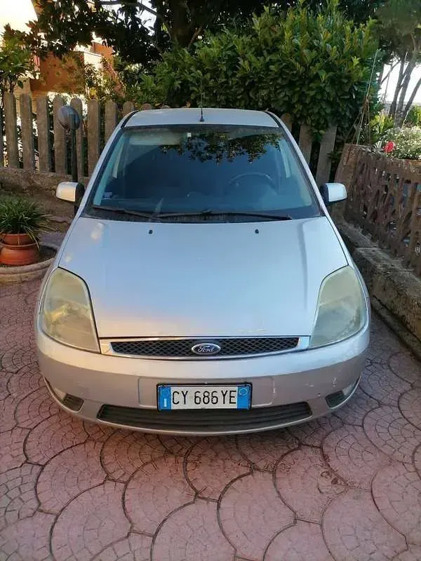 Usata Ford Fiesta Ghia 68 CV (50 kW) 2005 Argento Utilitaria