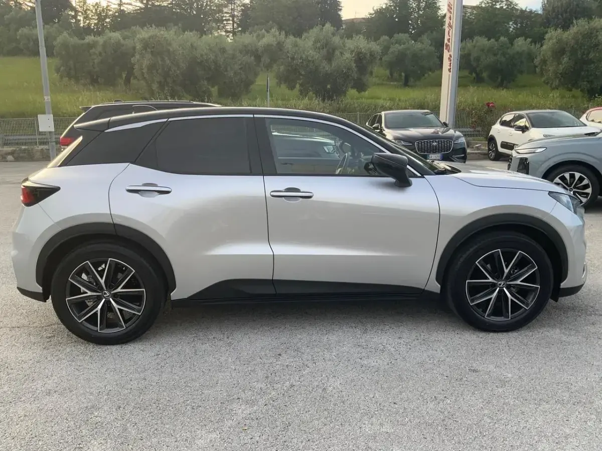 Usata Lexus LBX 91 CV (66 kW) 2024 Argento SUV