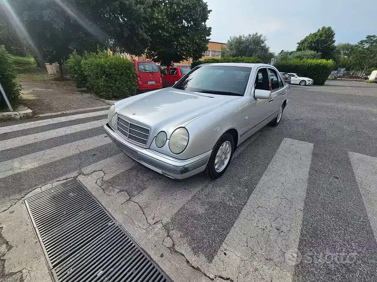 Usata Mercedes E200 136 CV (100 kW) 1997 Grigio Berlina