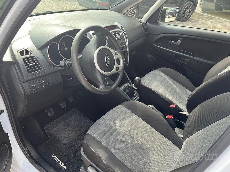 Usata Kia Venga Active 90 CV (66 kW) 2013 Bianco Utilitaria