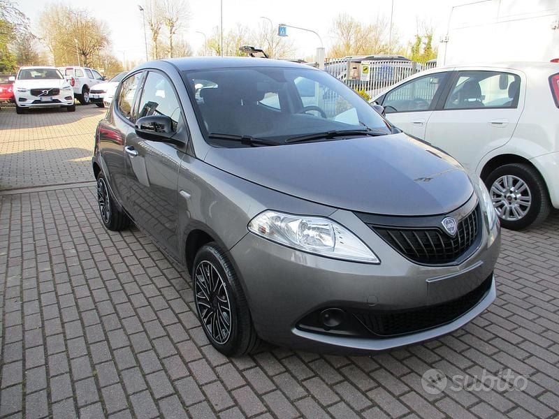 Usata Lancia Ypsilon Silver 69 CV (50 kW) 2023 Grigio Utilitaria