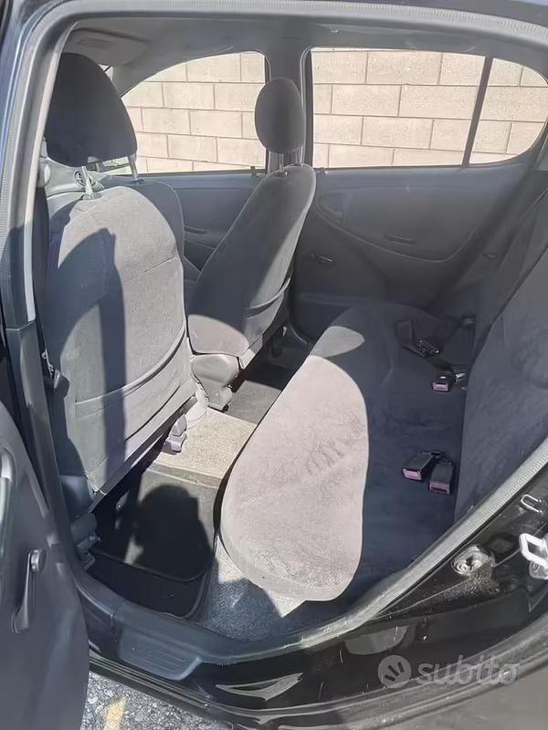 Usata Toyota Yaris 68 CV (50 kW) 2001 Nero Berlina