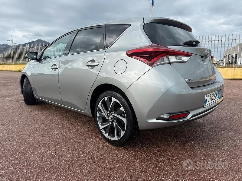 Usata Toyota Auris Lounge 90 CV (66 kW) 2016 Grigio Berlina