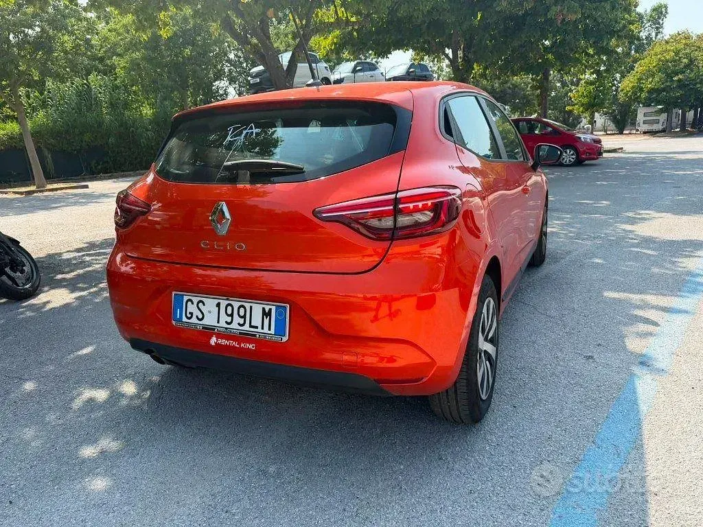Usata Renault Clio V Equilibre 65 CV (47 kW) 2023 Arancione Berlina