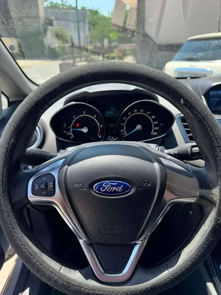 Usata Ford Fiesta Titanium 75 CV (55 kW) 2015 Grigio Utilitaria