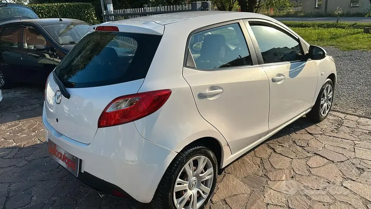 Usata Mazda 2 Trendy 75 CV (55 kW) 2012 Bianco Utilitaria