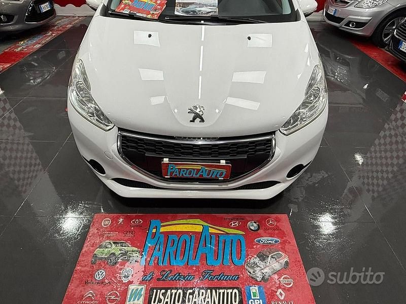 Usata Peugeot 208 Active 68 CV (50 kW) 2014 Bianco Utilitaria