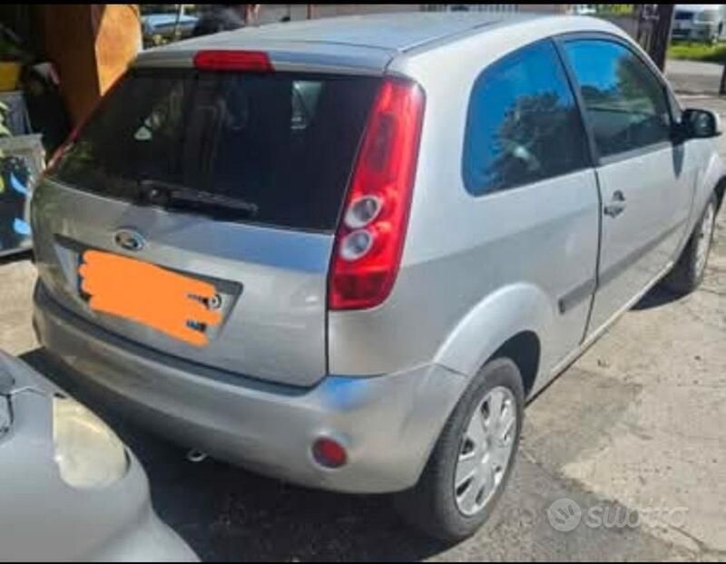 Usata Ford Fiesta 75 CV (55 kW) 2006 Grigio Utilitaria