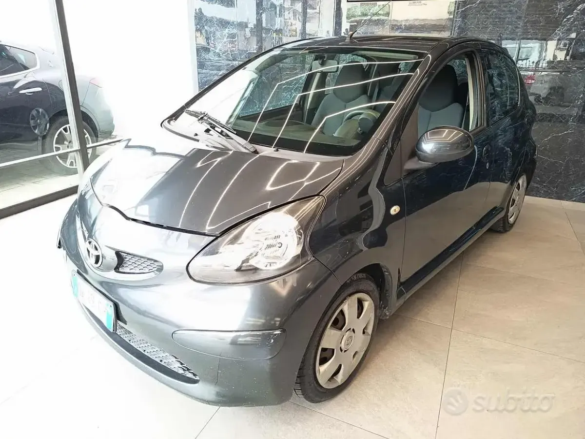 Usata Toyota Aygo 68 CV (50 kW) 2010 Nero Utilitaria