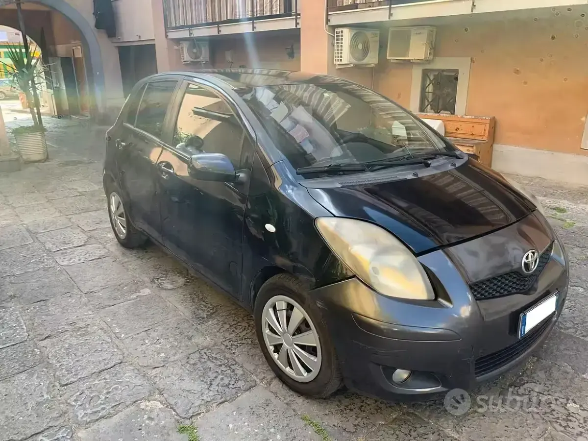 Usata Toyota Yaris 90 CV (66 kW) 2006 Nero Utilitaria