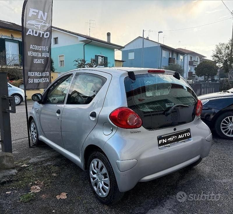 Usata Toyota Aygo 67 CV (49 kW) 2008 Grigio Utilitaria