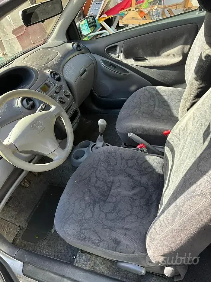 Usata Toyota Yaris 68 CV (50 kW) 2002 Grigio Utilitaria