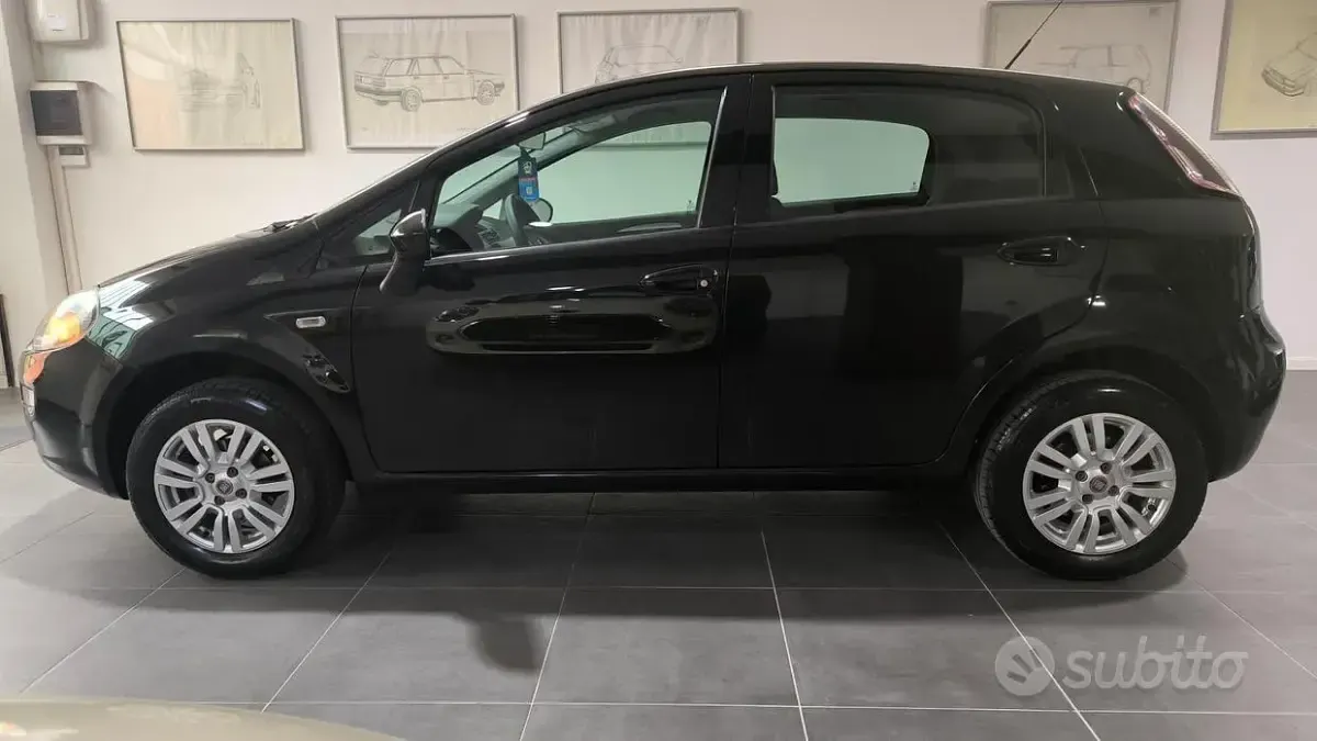 Usata Fiat Punto Lounge 70 CV (51 kW) 2015 Nero Utilitaria