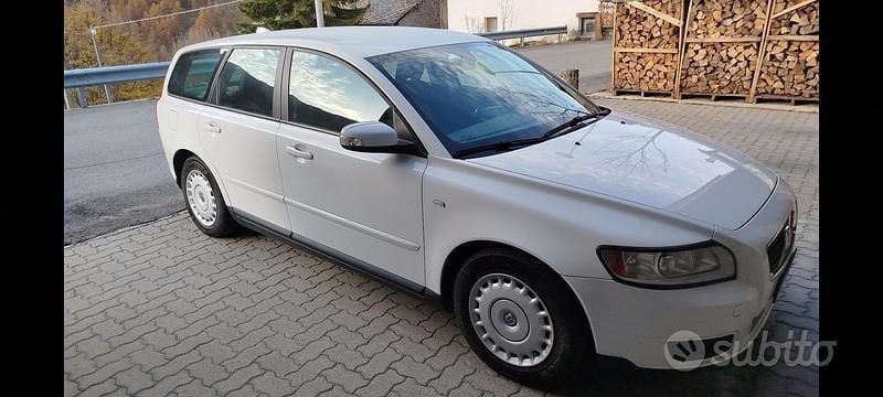Bianco Usata 2010 Volvo V50 Station wagon | 3600 € - Immagine 1/4