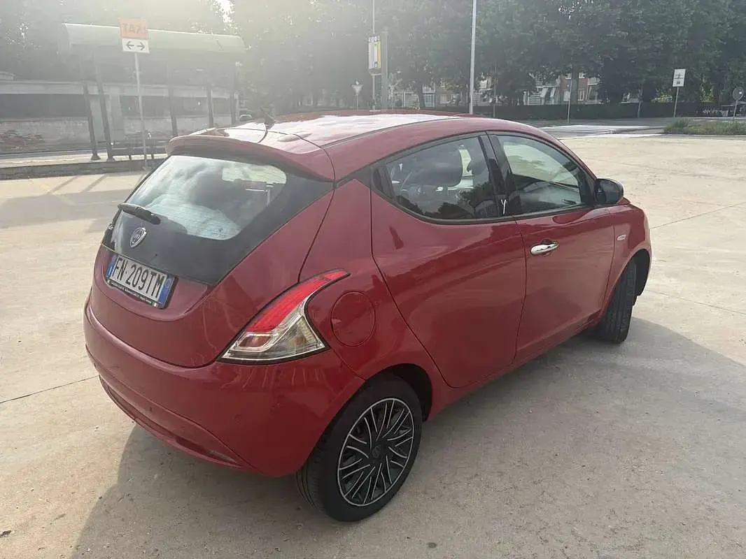 Usata Lancia Ypsilon Gold 69 CV (50 kW) 2018 Rosso Utilitaria