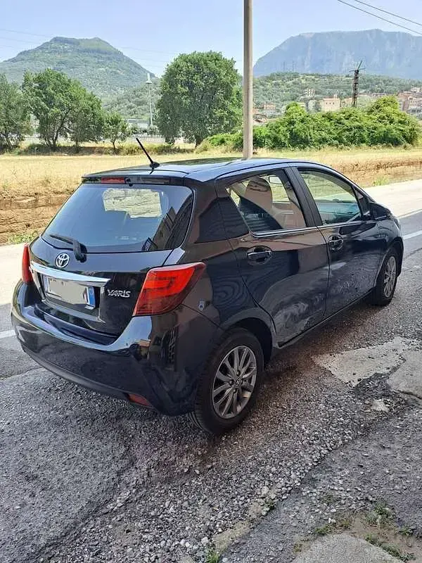 Usata Toyota Yaris Active 90 CV (66 kW) 2016 Nero Berlina