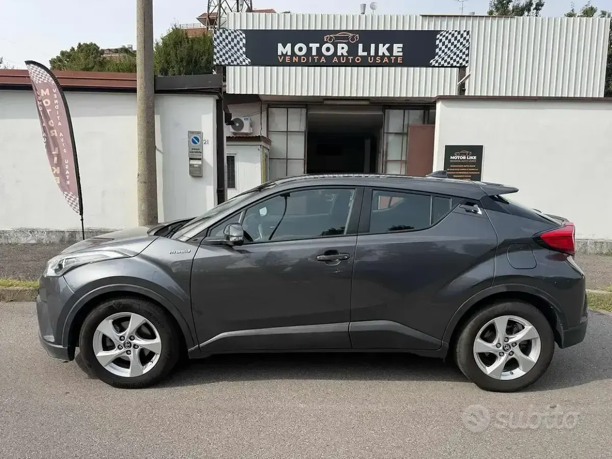 Usata Toyota C-HR Active 98 CV (72 kW) 2018 Grigio SUV