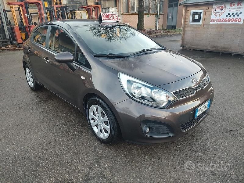Usata Kia Rio 75 CV (55 kW) 2012 Marrone Berlina