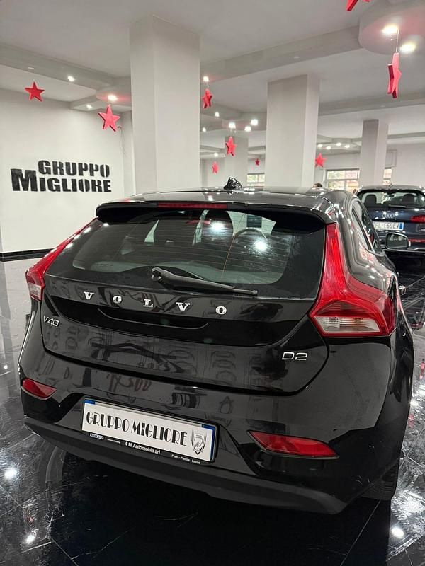 Usata Volvo V40 Momentum 120 CV (88 kW) 2017 Nero Station wagon