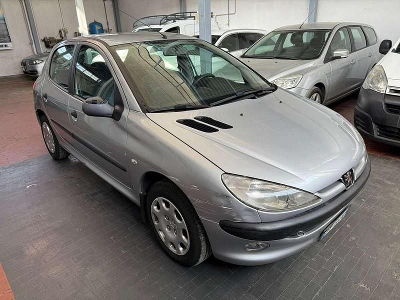 Grigio Usata 2000 Peugeot 206 Tre volumi | 2700 € (Buon prezzo) - Immagine 1/4
