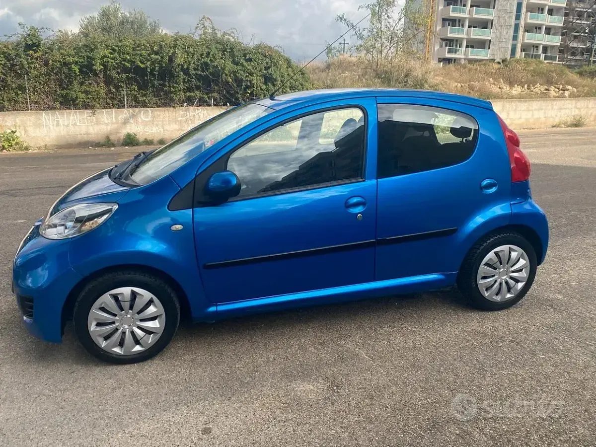 Usata Peugeot 107 68 CV (50 kW) 2010 Blu Utilitaria