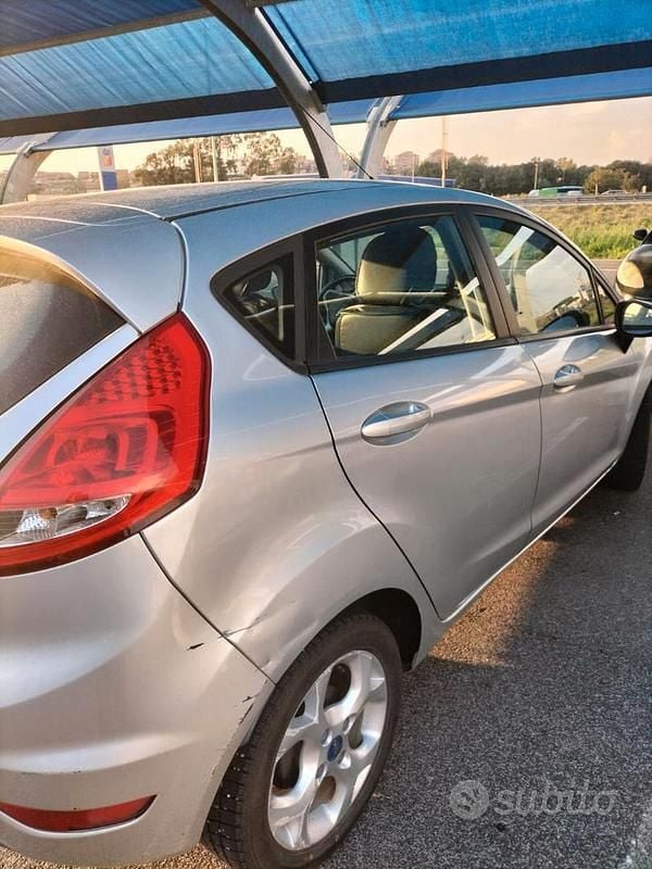 Usata Ford Fiesta 80 CV (58 kW) 2012 Grigio Utilitaria